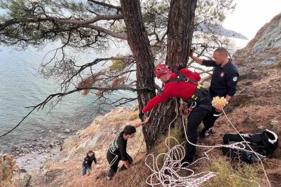 Yürüyüş yaparken düşen şahsı, JAK ve UMKE ekipleri kurtardı