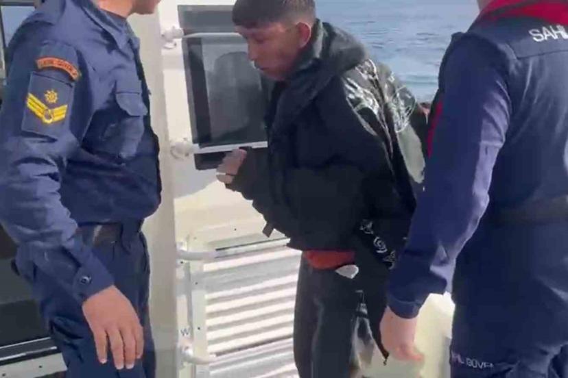 Yüzerek Yunanistan’a geçmeye çalıştı