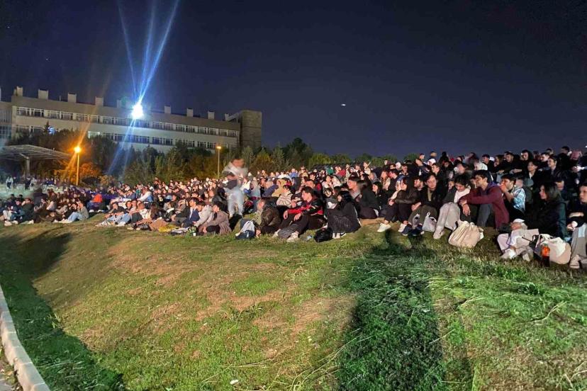 Yüzlerce Üniversite öğrencisi gece açık hava sinemasında buluştu