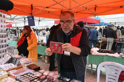 Yüzlerce yıllık kağıt ve madeni paralar tezgahta alıcılarını bekliyor