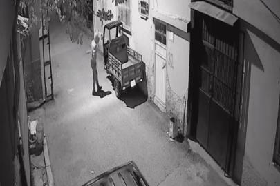 Yüzünü kapüşonla kapatarak mopedi dakikalar içinde çaldı