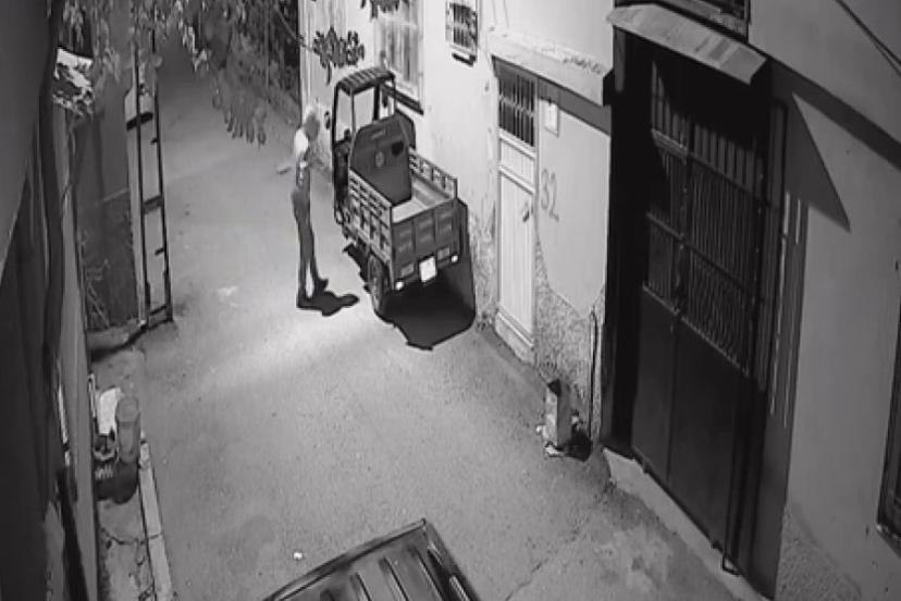 Yüzünü kapüşonla kapatarak mopedi dakikalar içinde çaldı