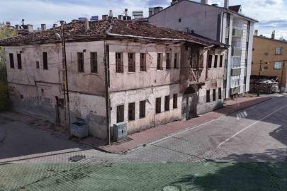 Zamana direnen asırlık konaklar, restore edilerek turizme kazandırılmayı bekliyor