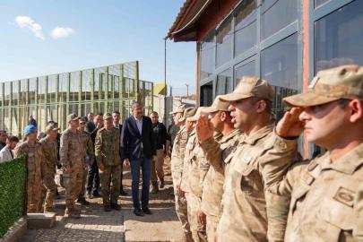 2. Ordu Komutanı Korgeneral Topaloğlu sınırdaki üs bölgelerini ziyaret etti