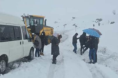 2600 rakımlı bölgede karda mahsur kalan yolcuları belediye ekibi kurtardı