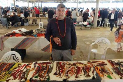 30 yıldır şehir şehir dolaşarak tespih satıyor