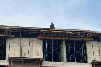 4 aydır maaş alamayan işçiler, çatıya çıktı: "İçeride biriken para yaklaşık 3.5 milyon lira"