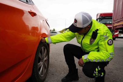 43 ilin geçiş güzergahında "zorunlu kış lastiği" denetimi: Araçlar tek tek durduruldu
