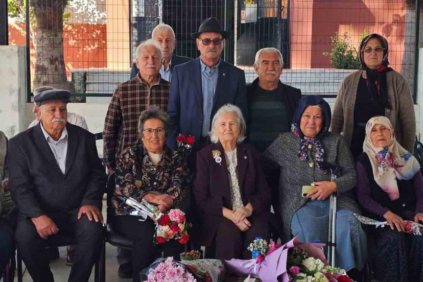 62 yıl sonra ilk öğretmenleri ile buluşup gününü kutladılar