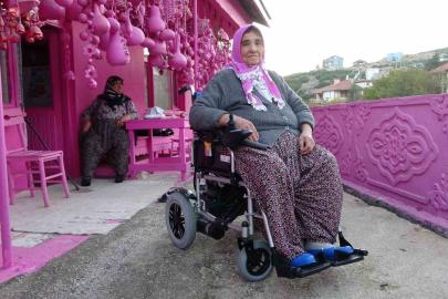 75 yaşına kadar bütün hayatını pembeye boyadı, akülü arabasına gücü yetmedi