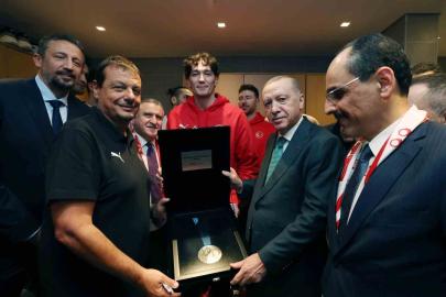 A Milli Erkek Basketbol Takımı, ikincilik madalyasını Cumhurbaşkanı Erdoğan’a takdim etti