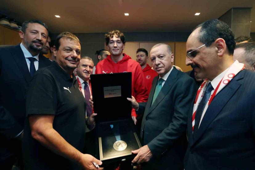 A Milli Erkek Basketbol Takımı, ikincilik madalyasını Cumhurbaşkanı Erdoğan’a takdim etti
