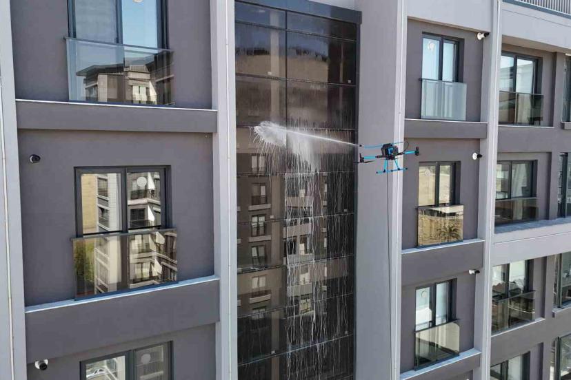 Adana’da cam temizliğine yeni soluk: Dronlar camcı oldu