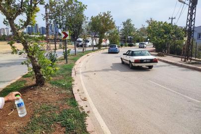 Adana’da keskin viraj tehlikesi: Esnaf kamera taktırdı, kazaları kaydetti