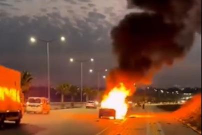 Adana’da seyir halindeki otomobil alev alev yandı