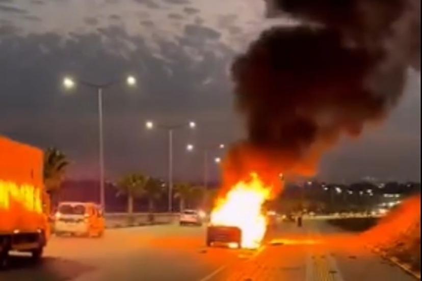 Adana’da seyir halindeki otomobil alev alev yandı