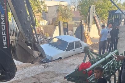 Adıyaman’da otomobil alt yapı çukurunda mahsur kaldı
