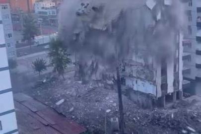 Ağır hasarlı 8 katlı bina tek dokunuşta yerle bir oldu