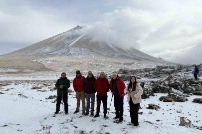 Ağrı Dağı’nda kar yağışına rağmen 27 dağcı tırmanışa geçti