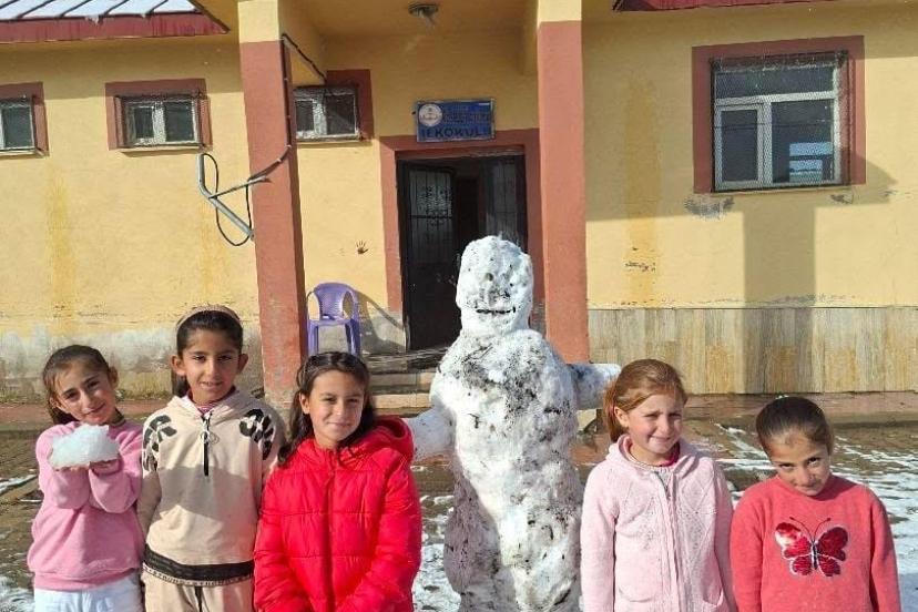 Ağrı’da öğrenciler yılın ilk kardan adamını yaptı
