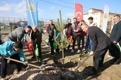 Ağrı’da "Türkiye Yeşeriyor, Gazze Güçleniyor" projesi kapsamında fidanlar toprakla buluşturuldu