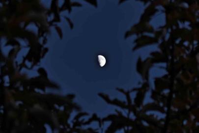 Ahlat’ta yarım ay manzarası hayran bıraktı