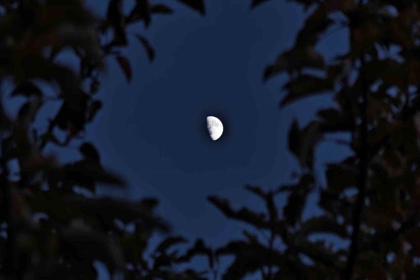 Ahlat’ta yarım ay manzarası hayran bıraktı