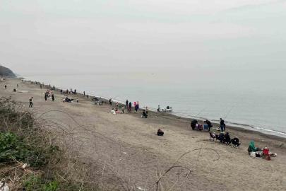 Akçakoca sahilleri olta avcılarıyla dolup taştı