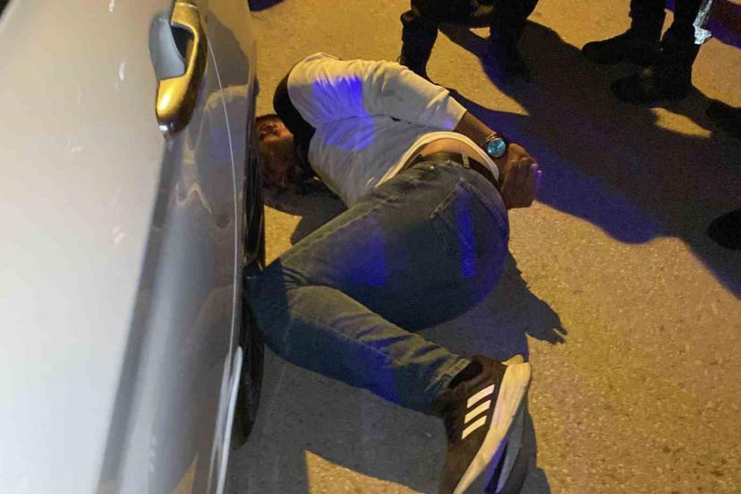 Aksaray’da bekçiler ile şüpheli arasındaki kovalamaca kamerada