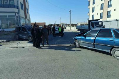 Aksaray’da hafif ticari araç ile otomobil çarpıştı: 7 yaralı