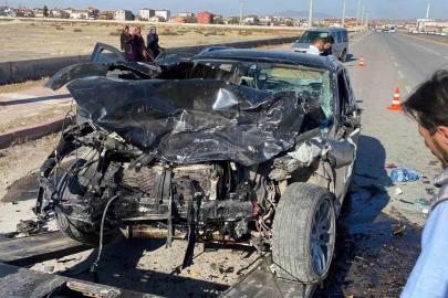 Aksaray’da otomobiller kafa kafaya çarpıştı: 2 ağır yaralı