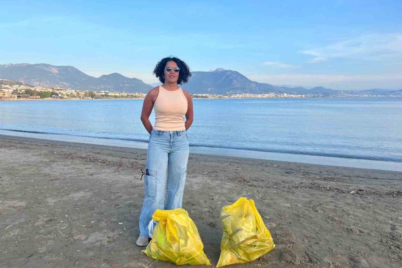 Alanya’da 17 yıllık Türkçe öğretmeni, sahile inerek poşet poşet çöp toplayıp sosyal medyada paylaşıyor