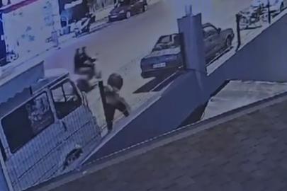 Alanya’da kaldırımdan geçen kadına yumruk ve bıçaklı saldırı güvenlik kamerasında