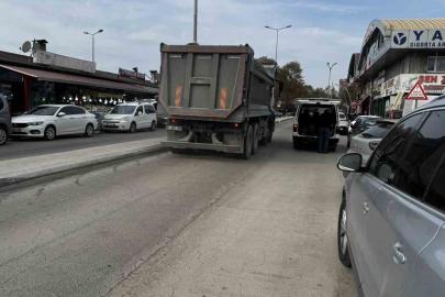 Alaplı’da ağır tonajlı kamyonlar yollarda çatlak oluşturdu