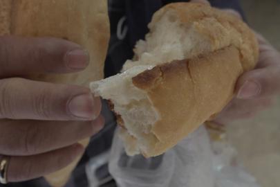 Aldığı ekmeğin içinden çıkan poşet parçası ile şok oldu