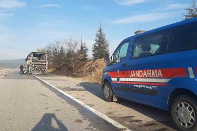 Alev topuna dönen yolcu otobüsü tamamen yandı