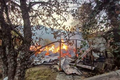 Alevlere teslim olan ahşap evdeki 5 kişi dumandan etkilendi