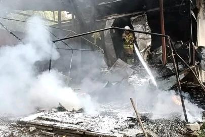 Alevlere teslim olan prefabrik yapı kullanılmaz hale geldi