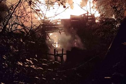 Alevlerin sardığı ahşap ev tamamen yandı: 2 yaralı