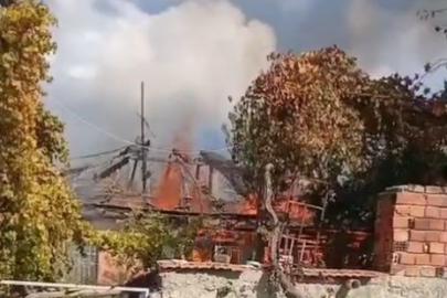 Alevlerin sardığı ev kullanılamaz hale geldi