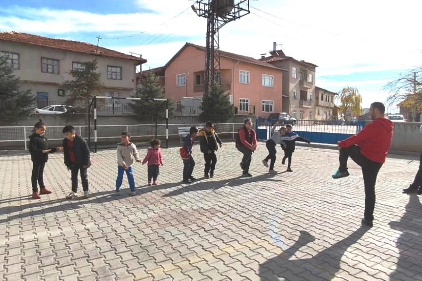 Altıntaş Zafer İlkokulu’nda özel öğrencilerin sabah sporu coşkusu