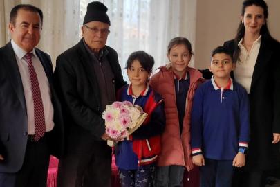 Altıntaş’ta miniklerden emekli öğretmenlere anlamlı ziyaret