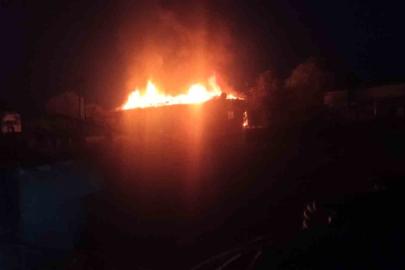 Amasya’da soğan deposu alev alev yandı