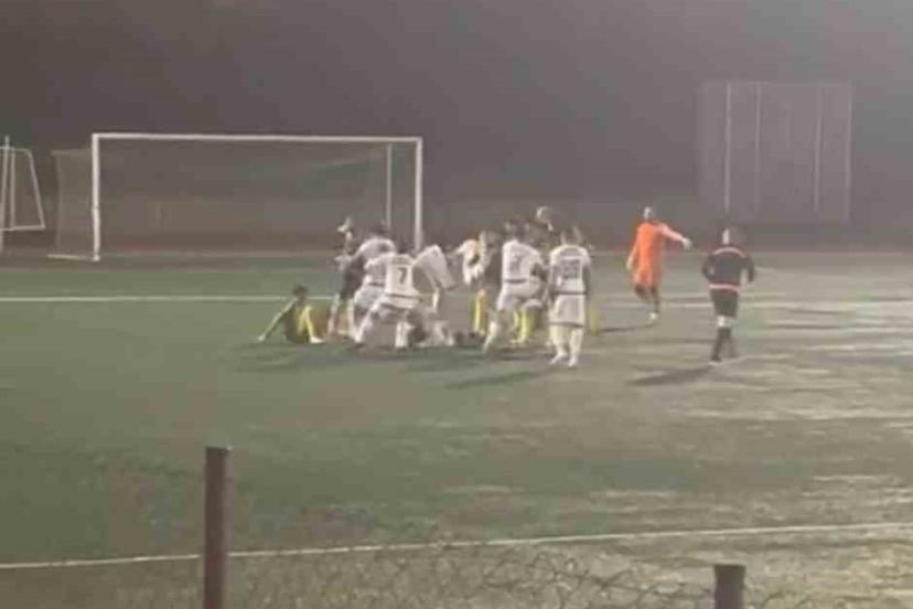 Amatör maçta futbolcular tekme tokat birbirine girdi