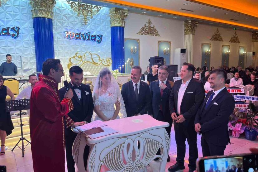 Anahtar Parti Genel Başkanı Ağıralioğlu genç çiftin nikah şahidi oldu