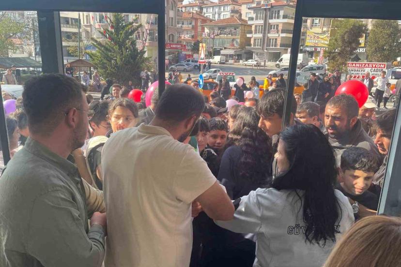 Ankara’da 1 liraya satılan tavuk döner ve ayrana vatandaşlardan yoğun ilgi