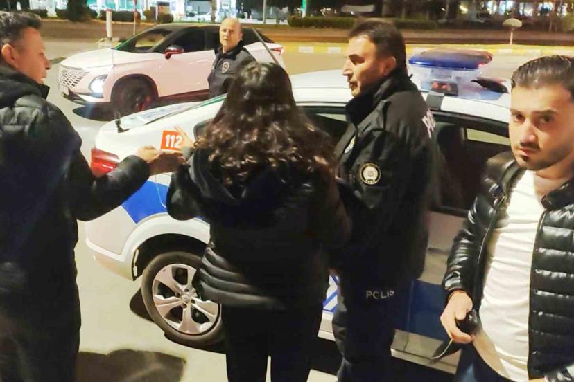 Anne ve baba, avukat kızlarını taksi durağına kilitledi