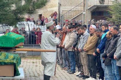 Anne ve kızları gözyaşlarıyla son yolculuğuna uğurlandı