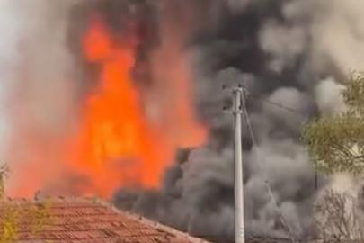 Anne ve oğlunun yaşadığı 2 bitişik ev yangında kullanılamaz hale geldi