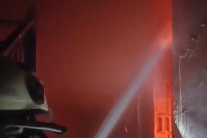 Antakya’da binanın çatısı alevlere teslim oldu